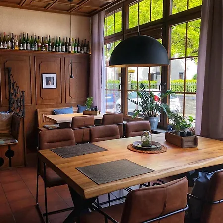 & Weinhaus Zum Schwarzen Baeren Отель 3*