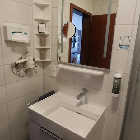 & Weinhaus Zum Schwarzen Baeren 3*