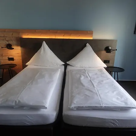 & Weinhaus Zum Schwarzen Baeren Отель 3*