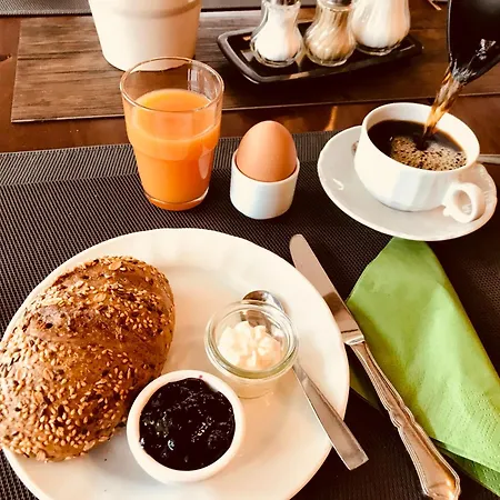 Отель & Weinhaus Zum Schwarzen Baeren 3*